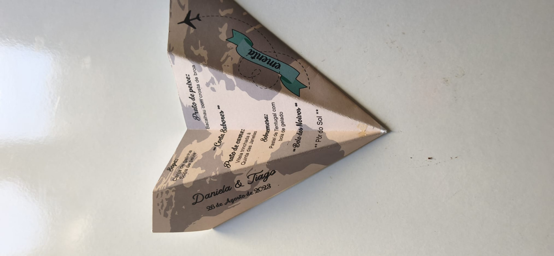 Ementa personalizada em formato de avião, tema viagens